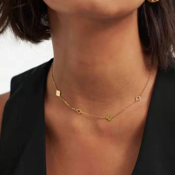 Alhambra gold floral Necklace and Bracelet Set Stainless Steel
Clover Flower - Picture 9 of 13